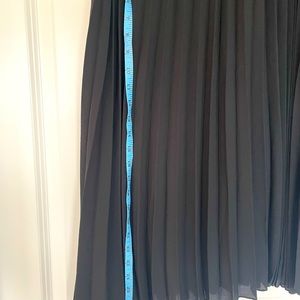 Black pleated skirt with elastic waistband